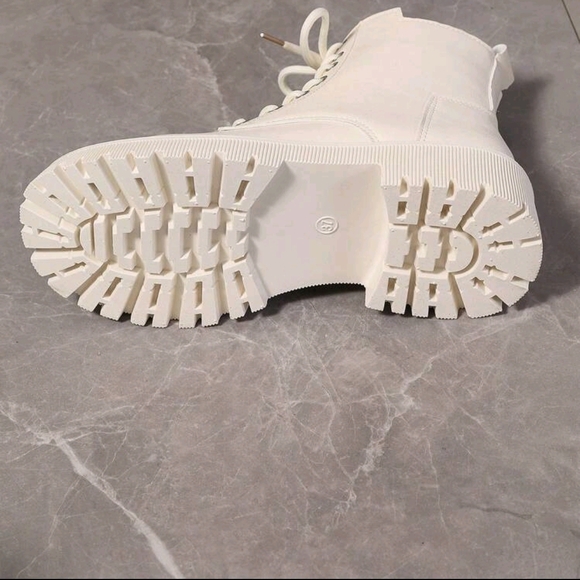 NWT Women's White Lace-Up Ankle Boots Size 9.5/42 - Picture 4 of 4